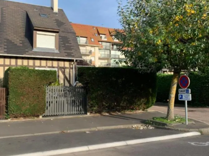 Lumineux à 300 M De La Et Commerces